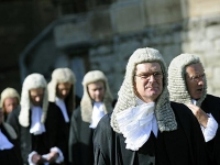 Британским судьям сократят надбавки и лишат их транспортных компенсаций